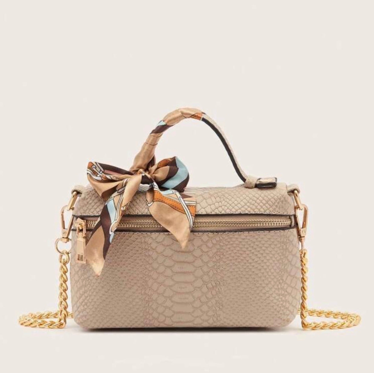 شنطة جلد بيج مع سلسلة ذهبية وسكارف 👜✨