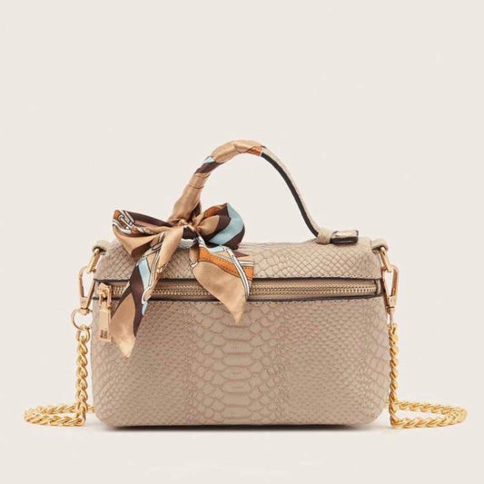 شنطة جلد بيج مع سلسلة ذهبية وسكارف 👜✨