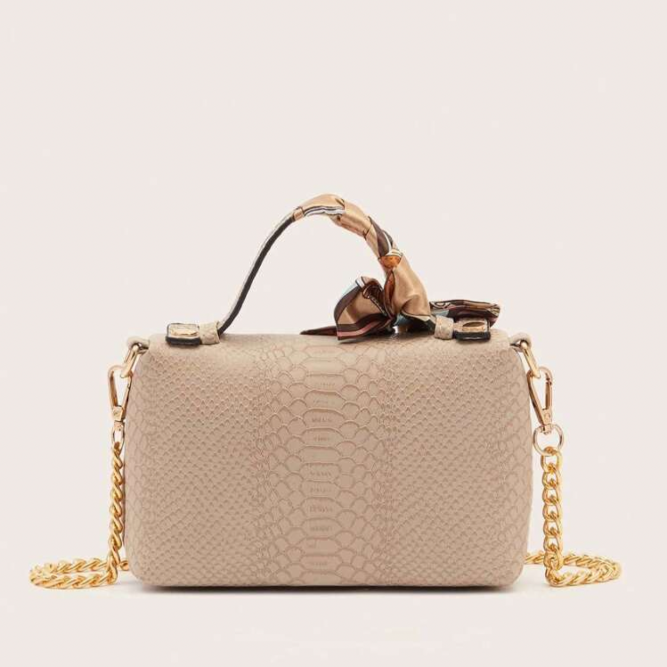 شنطة جلد بيج مع سلسلة ذهبية وسكارف 👜✨